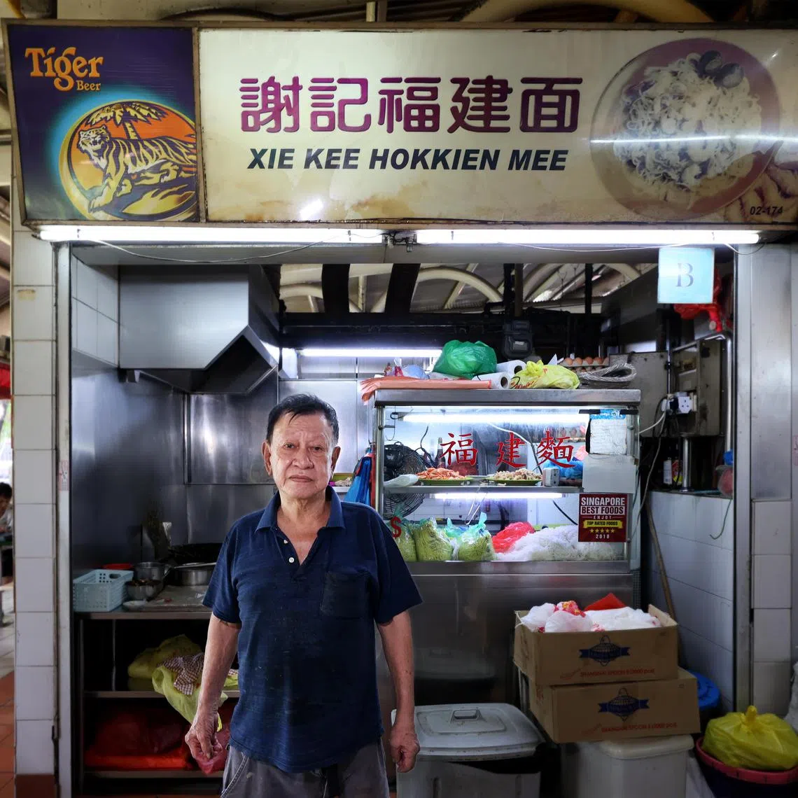 谢子文继承父亲手艺，炒了近50年的福建面。（龙国雄摄）