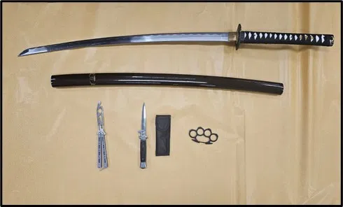 警方突击男子的住所时，起获更多受管制武器。（警方提供）