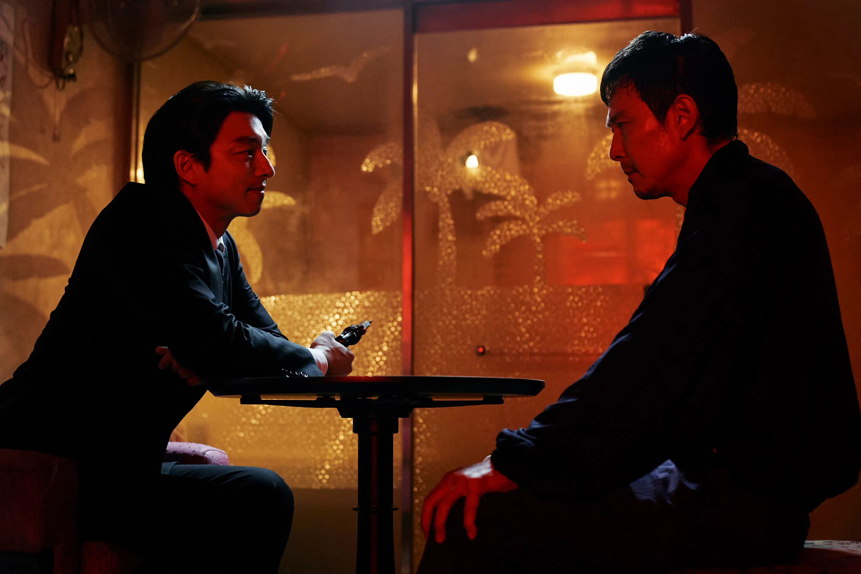 李政宰饰演的成奇勋（右）展开计划寻找“西装男”（孔刘饰）。                          （Netflix提供）