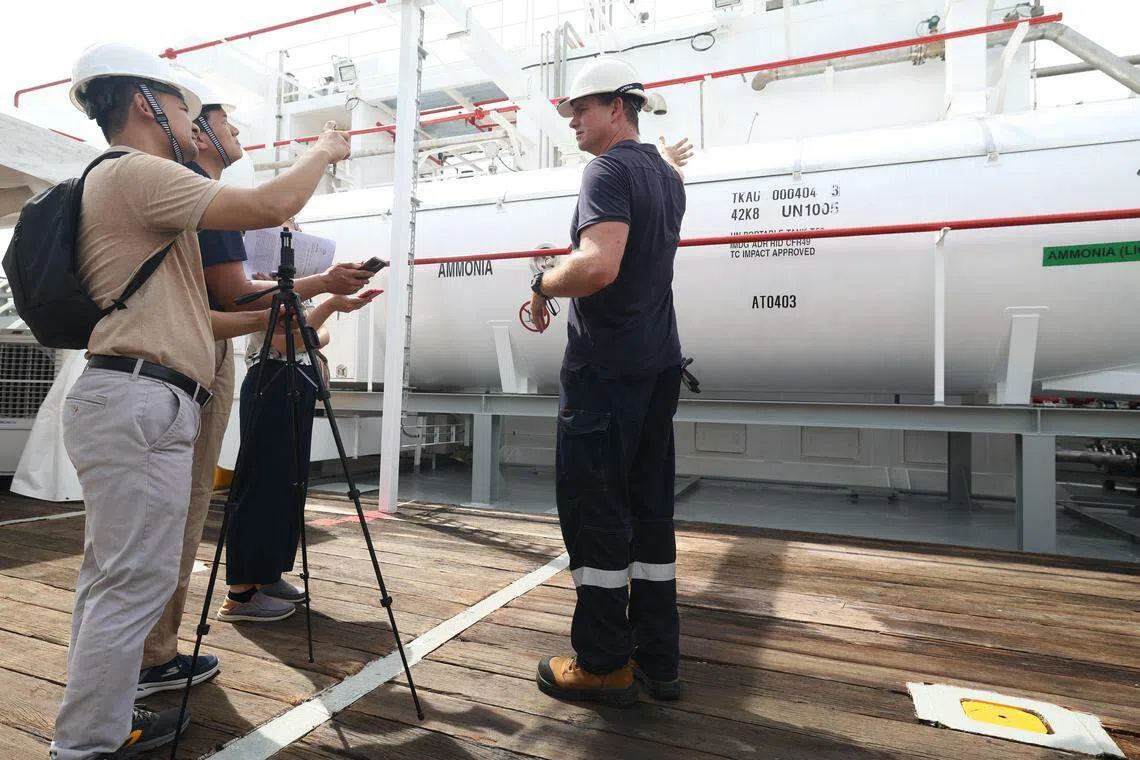 Fortescue Green Pioneer工作人员正在向记者讲解位于甲板层的液化氨储罐。（郑一鸣摄）