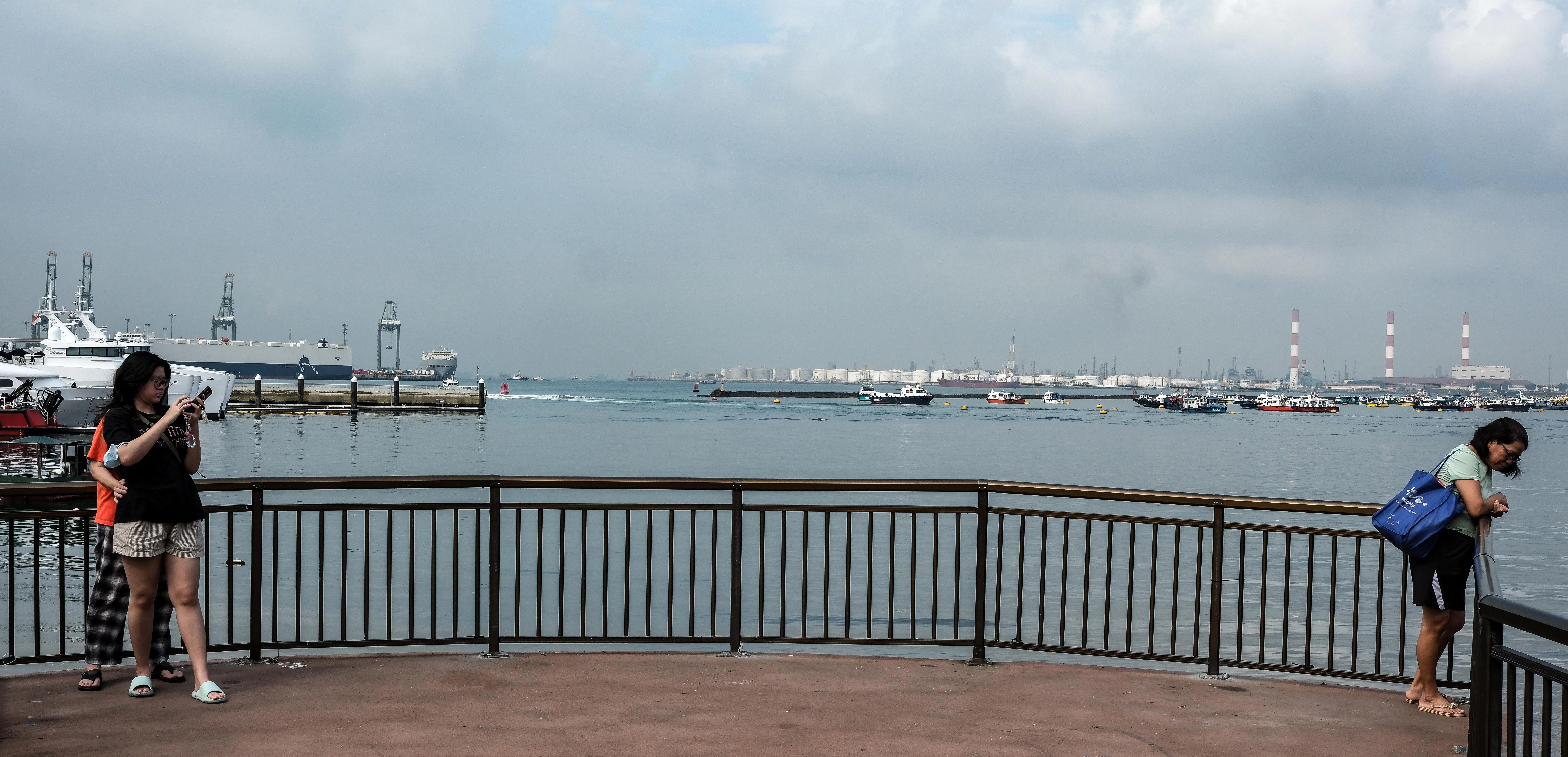 根据第三次全国气候变化研究报告，如果碳排放居高不下，新加坡周围的平均海平面到本世纪末可能上升0.54米至1.15米。我国预计从2030年代开始建设一系列海岸防护设施，整个工程预计长达20年甚至更久。（曾坤顺摄）