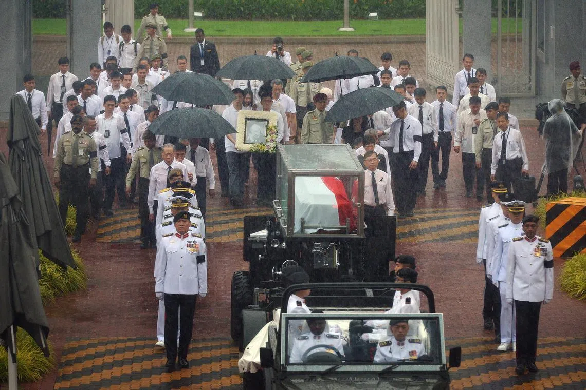 建国总理李光耀的国葬仪式于2015年3月29日下午举行，迪内希（右一）当时是扶灵队的其中一名军官。（档案照片）
