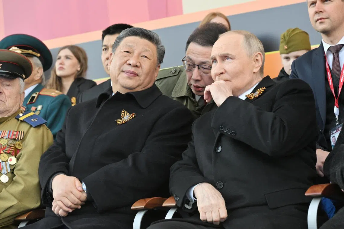 应邀出席红场阅兵式的习近平（左）和普京一同坐在主观礼台上。（路透社）