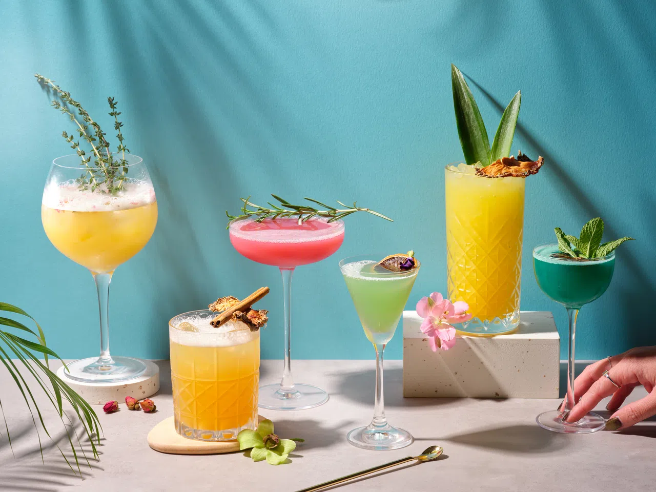 夏日风情鸡尾酒加入黄梨等热带水果元素。（餐馆提供）