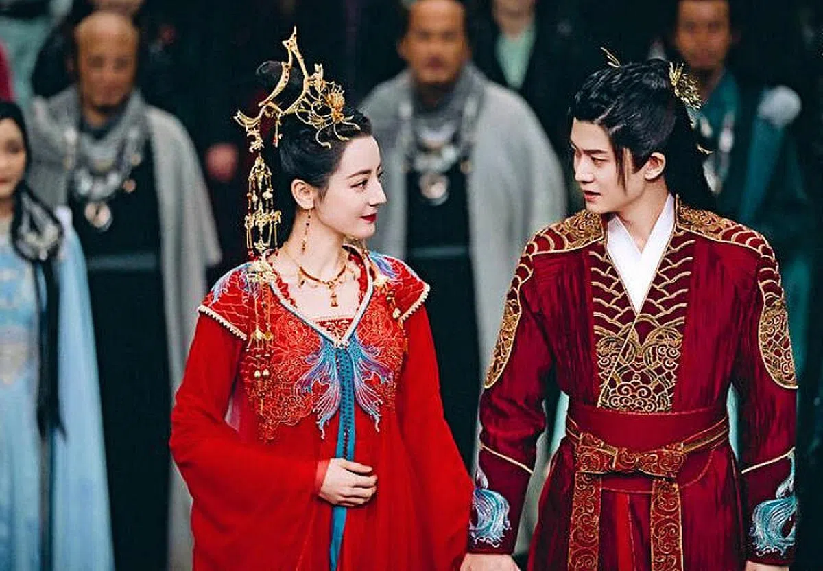 迪丽热巴（左）与任嘉伦主演《与君初相识》。（取自互联网）