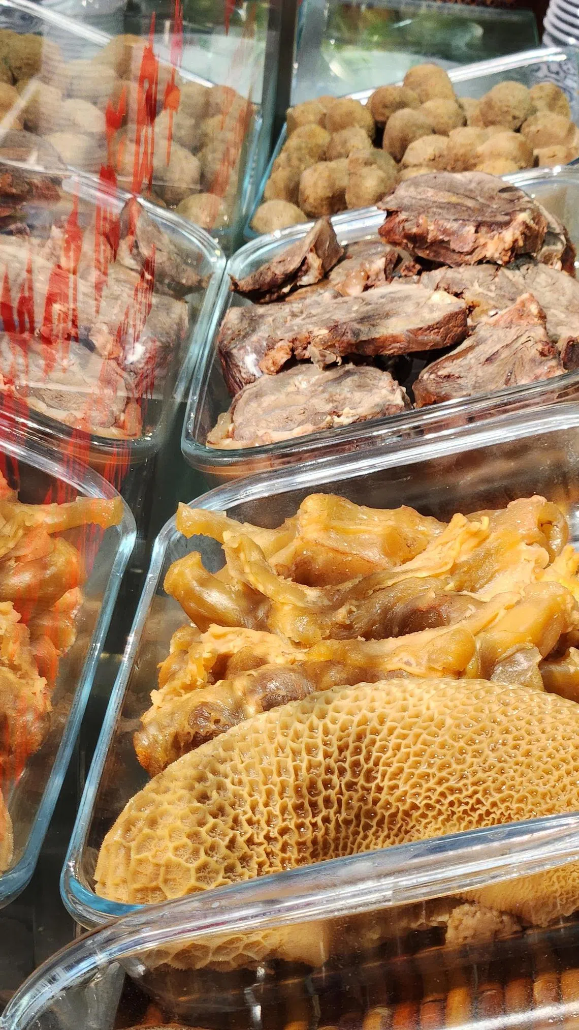 牛肉片、牛肉丸、牛筋、牛肚和牛尾都处理得很干净。（陈爱薇摄）