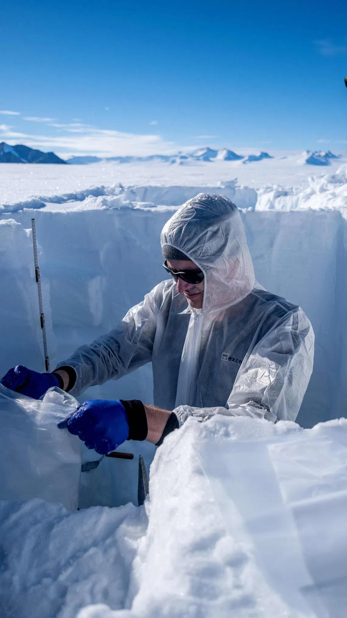 智利、德国等国的研究人员花了四年时间，在南极洲跋涉2000公里测量污染情况。（法新社）