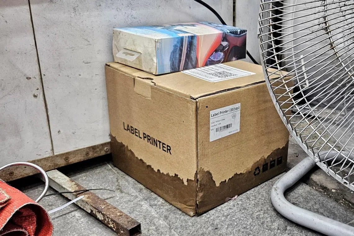 淹水造成手机店纸箱被浸湿， 不过里面的物品并未受损。（徐颖荃摄）