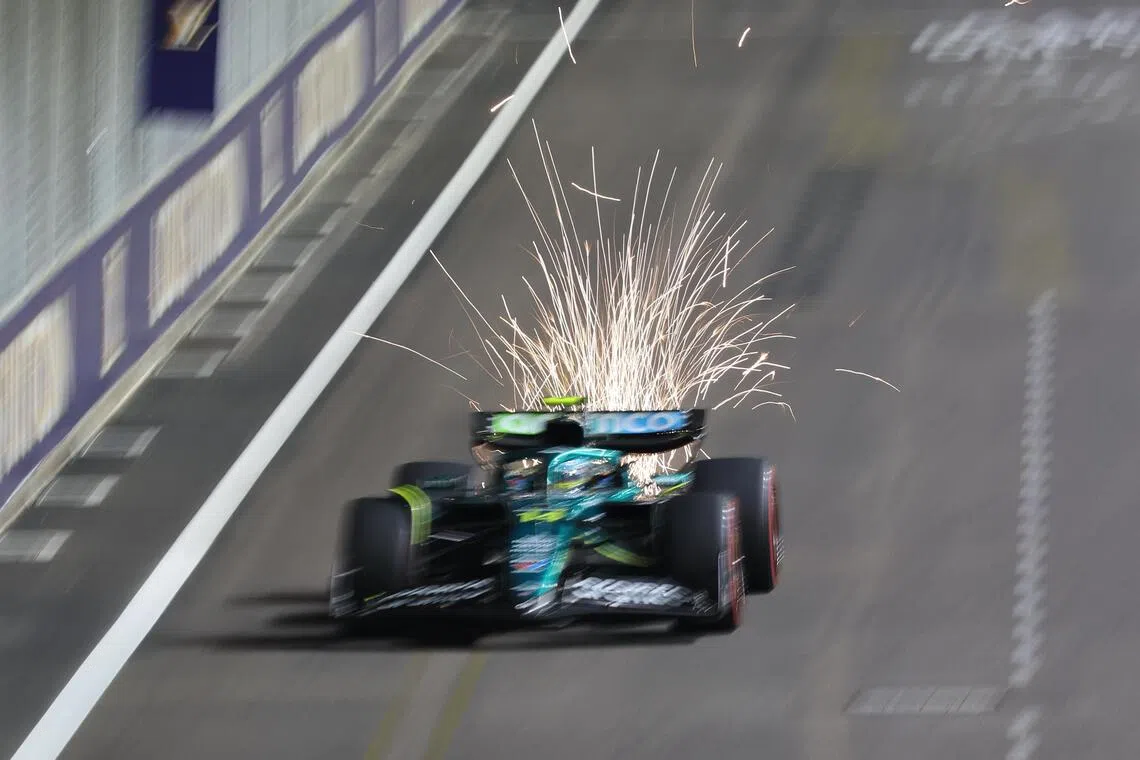 F1常青树、41岁老将阿隆索的阿斯顿马丁战车在滨海湾赛道奔驰时火花四溅。（唐家鸿摄）