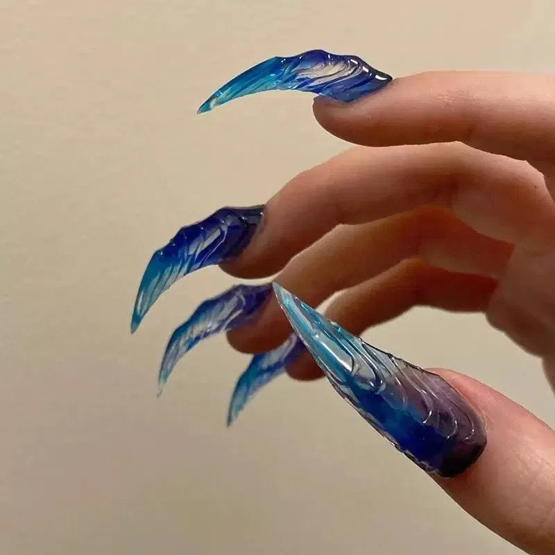 可怖的“裂空爪”美甲套。（取自淘宝网）