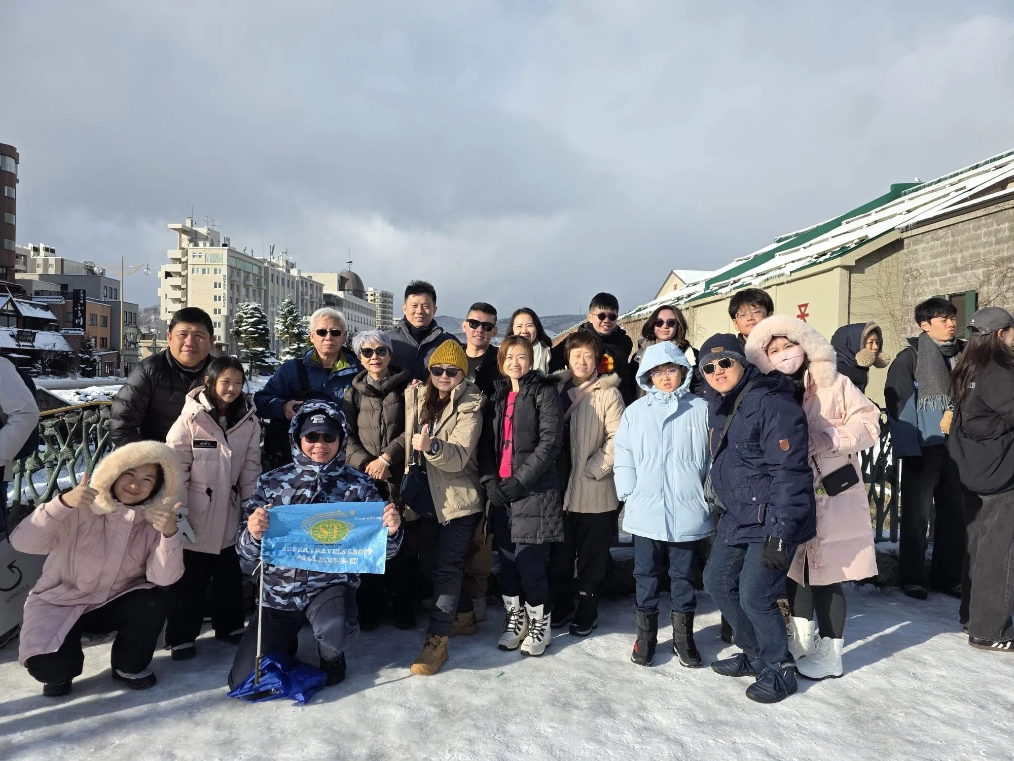 地震发生时，超级旅游集团有一个20人的旅团在北海道小樽。他们未受影响，决定继续行程。他们在星期二，即地震发生后隔天拍下这张团体照。（超级旅游提供）