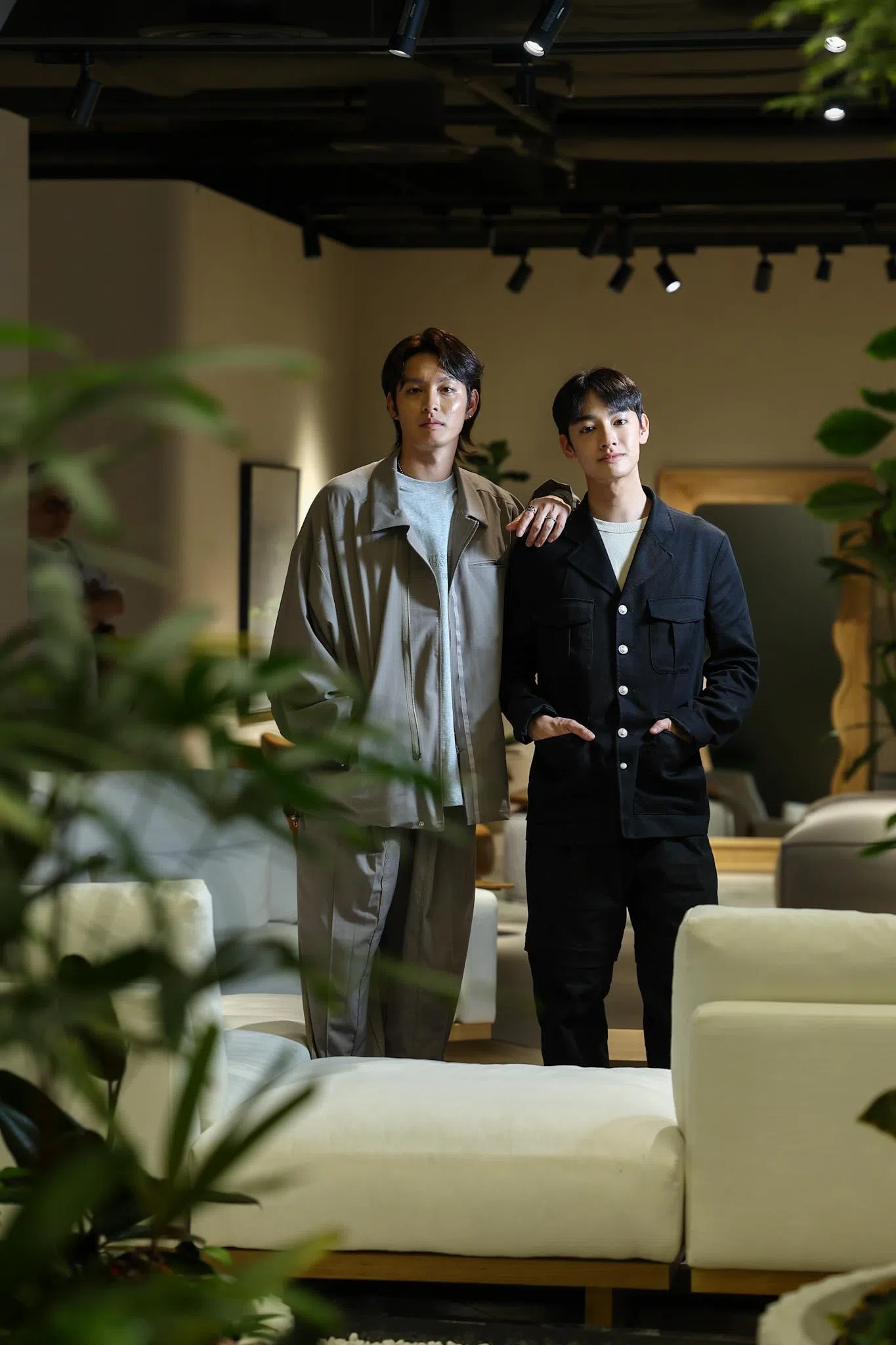 曹佑宁（左）和刘修甫在片中饰演亲兄弟，戏里戏外的默契不错。（陈渊庄摄）