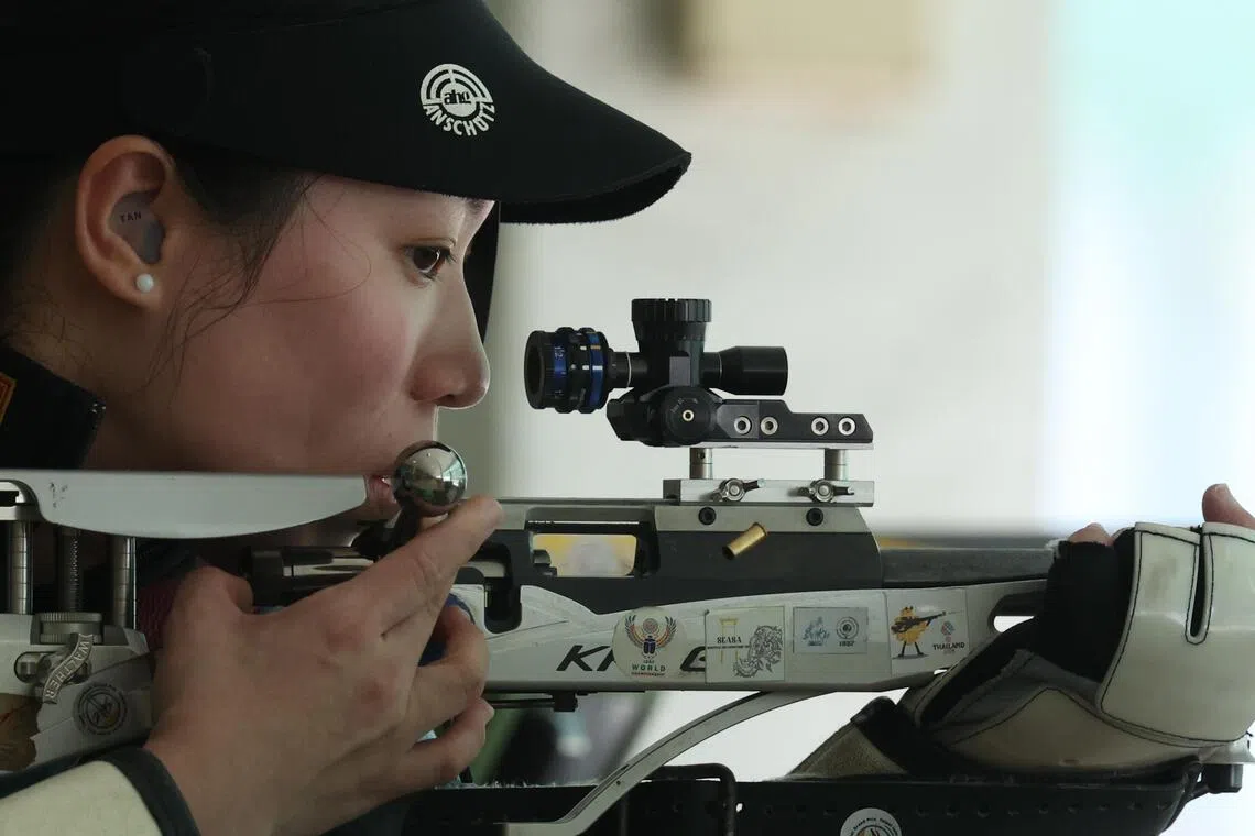 射击女将陈芊秀在比赛中装填子弹，神情专注，展现沉稳的比赛心态。（白艳琳摄）