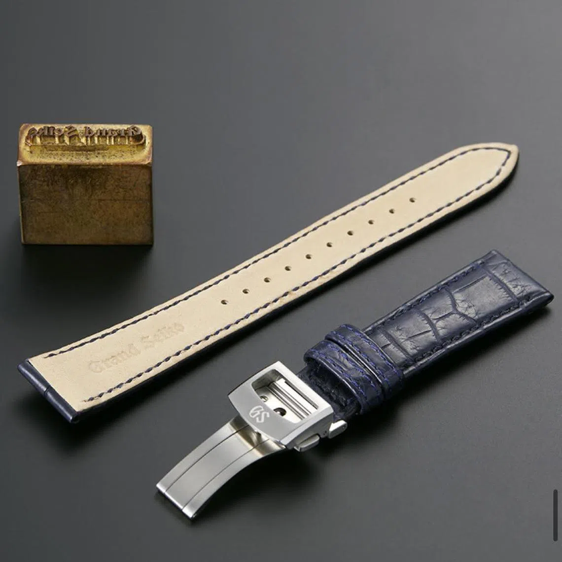 冠蓝狮皮革表带在变色、耐用性和耐光性方面须保证高品质。（冠蓝狮提供）