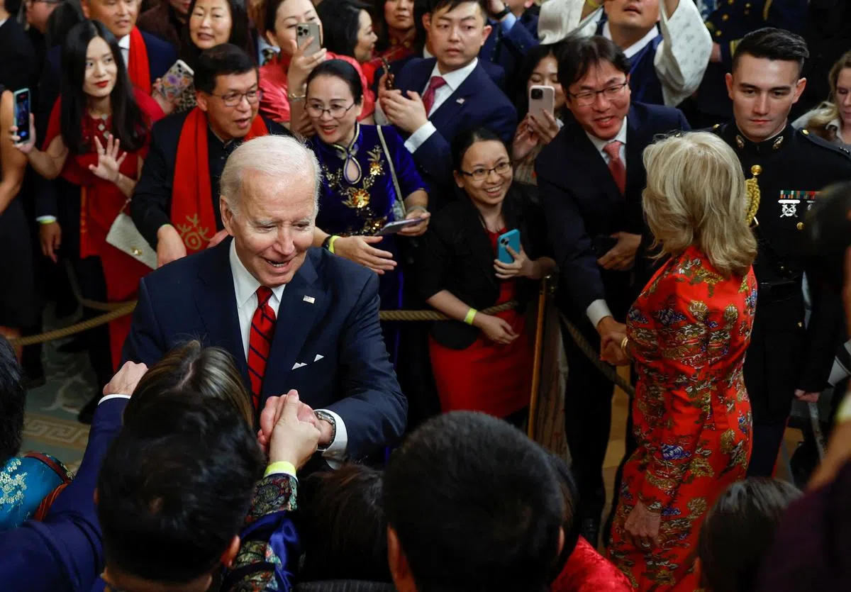 美国总统拜登和第一夫人吉尔星期四（1月26日）在白宫举行农历新年招待会，并与出席者握手问候。（路透社）