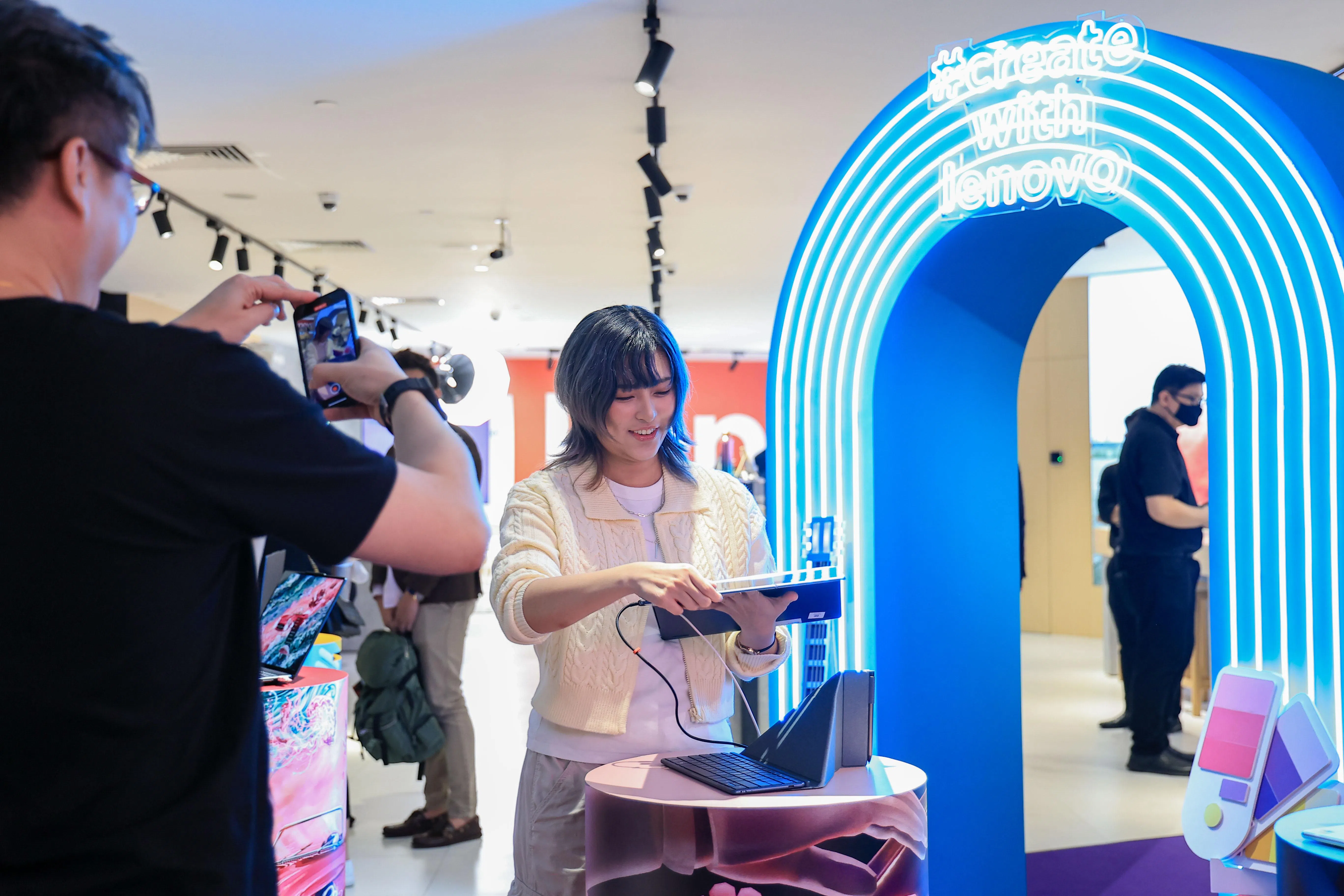 联想在福南旗舰店内开辟创作者空间，让消费者们试用各种产品。（吴先邦摄）