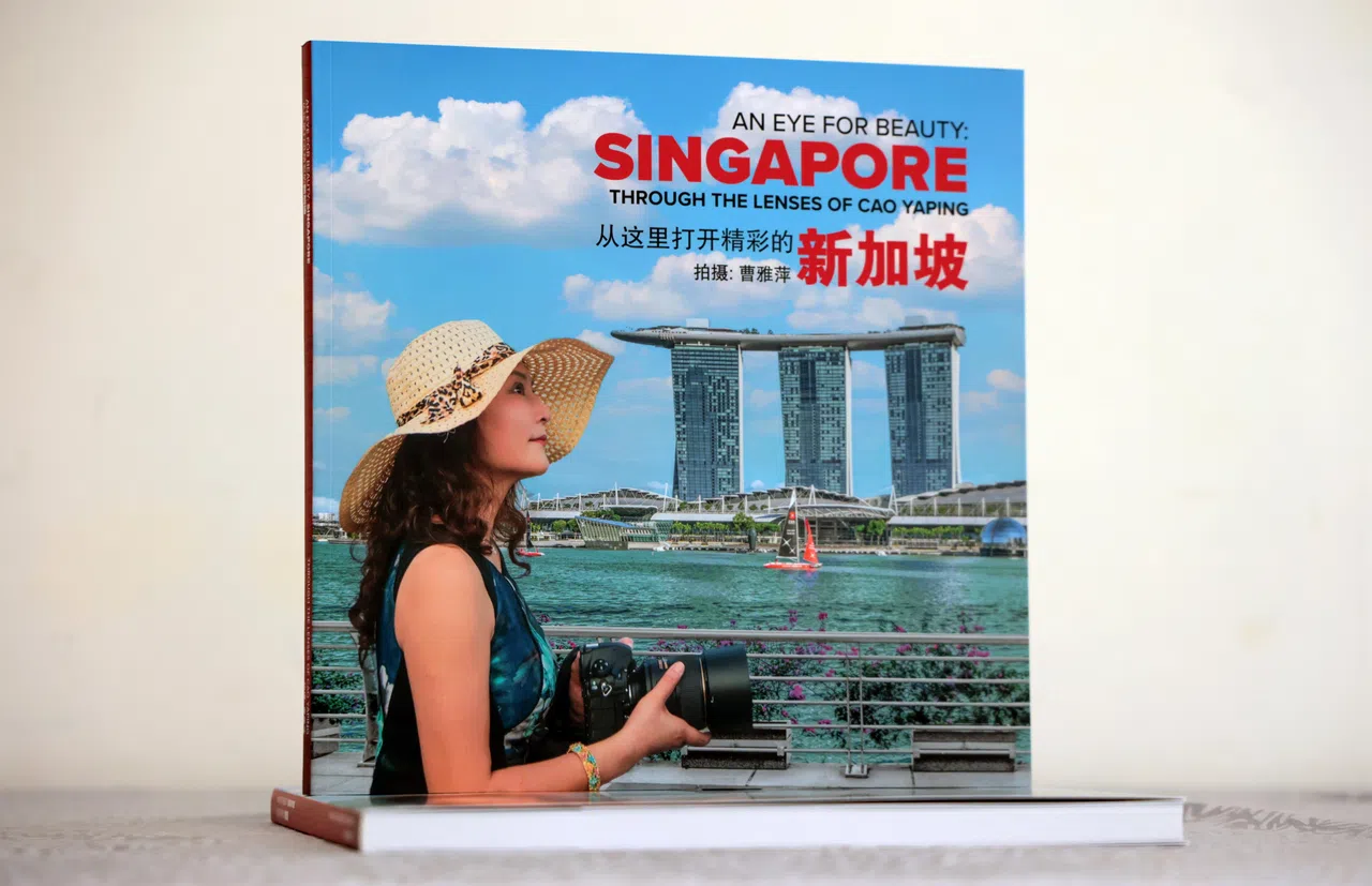 《从这里打开精彩的新加坡》影册收录曹雅萍超过400张作品。（梁麒麟摄）