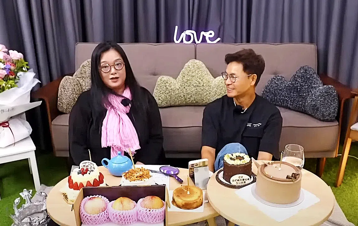 前港姐李珊珊（左）和郭晋安同为10月9日生日，日前她在生日前夕，邀请郭晋安做客她的网络直播节目。（互联网）