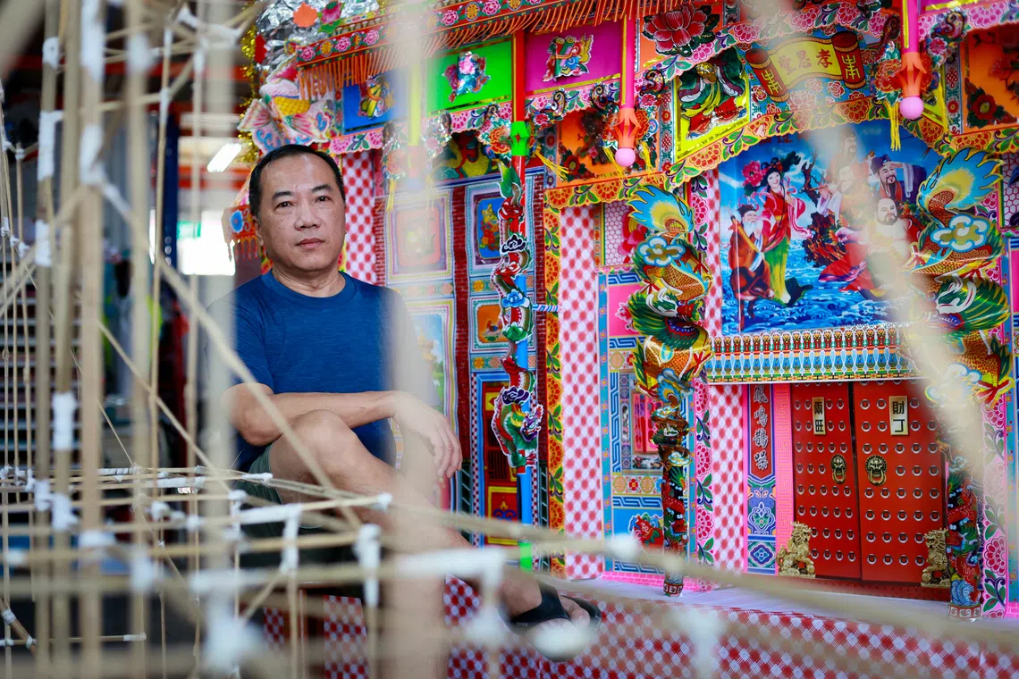 胡光汉因对纸扎品感兴趣而加入这一行，虽然很累却没想过退场。（龙国雄摄）