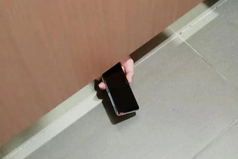 被告在女厕偷拍受害者。（示意图）