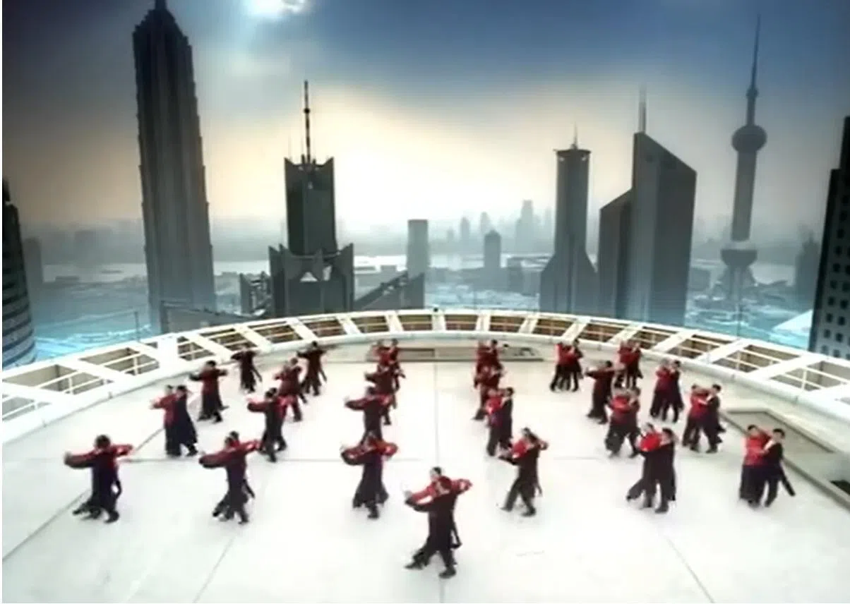 中央电视台形象广告“心有多大，舞台就有多大”。（视频截图）