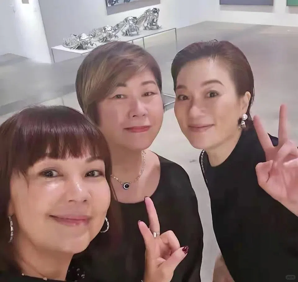 张可颐（右一）出席艺术展与友人合照。（互联网）