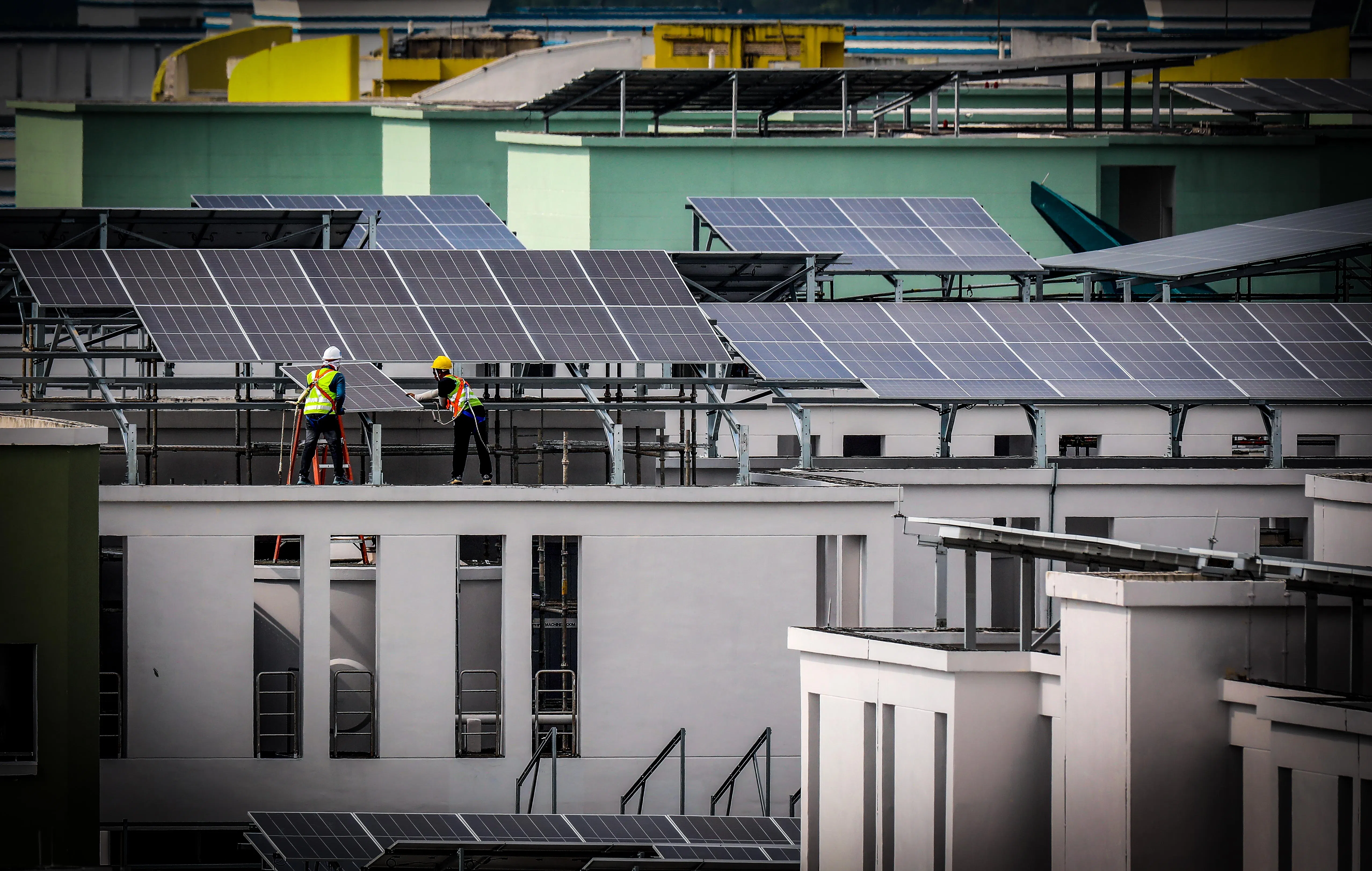 即使将太阳能的发电推至极限，碍于土地面积限制，太阳能最多也仅能支应本地约10%电力需求。（联合早报）