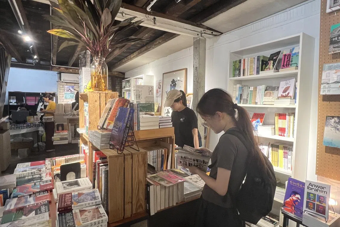 岛读书店除了有颇为齐全的新马出版物，也有大量中港台书籍。（叶孝忠摄）