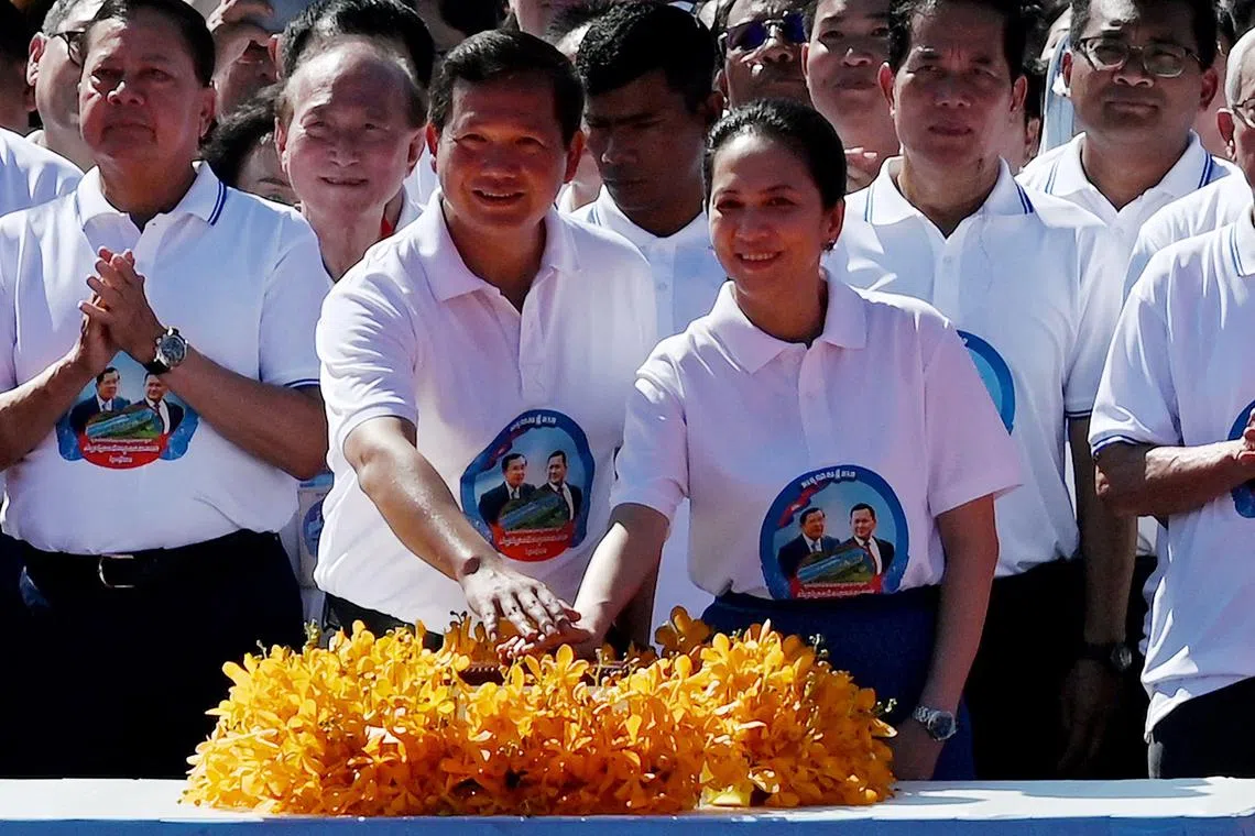 柬埔寨首相洪马内（中左）星期一（8月5日）携夫人碧占莫妮（中右）在德崇富南运河（Funan Techo Canal）主持动工仪式。（法新社）