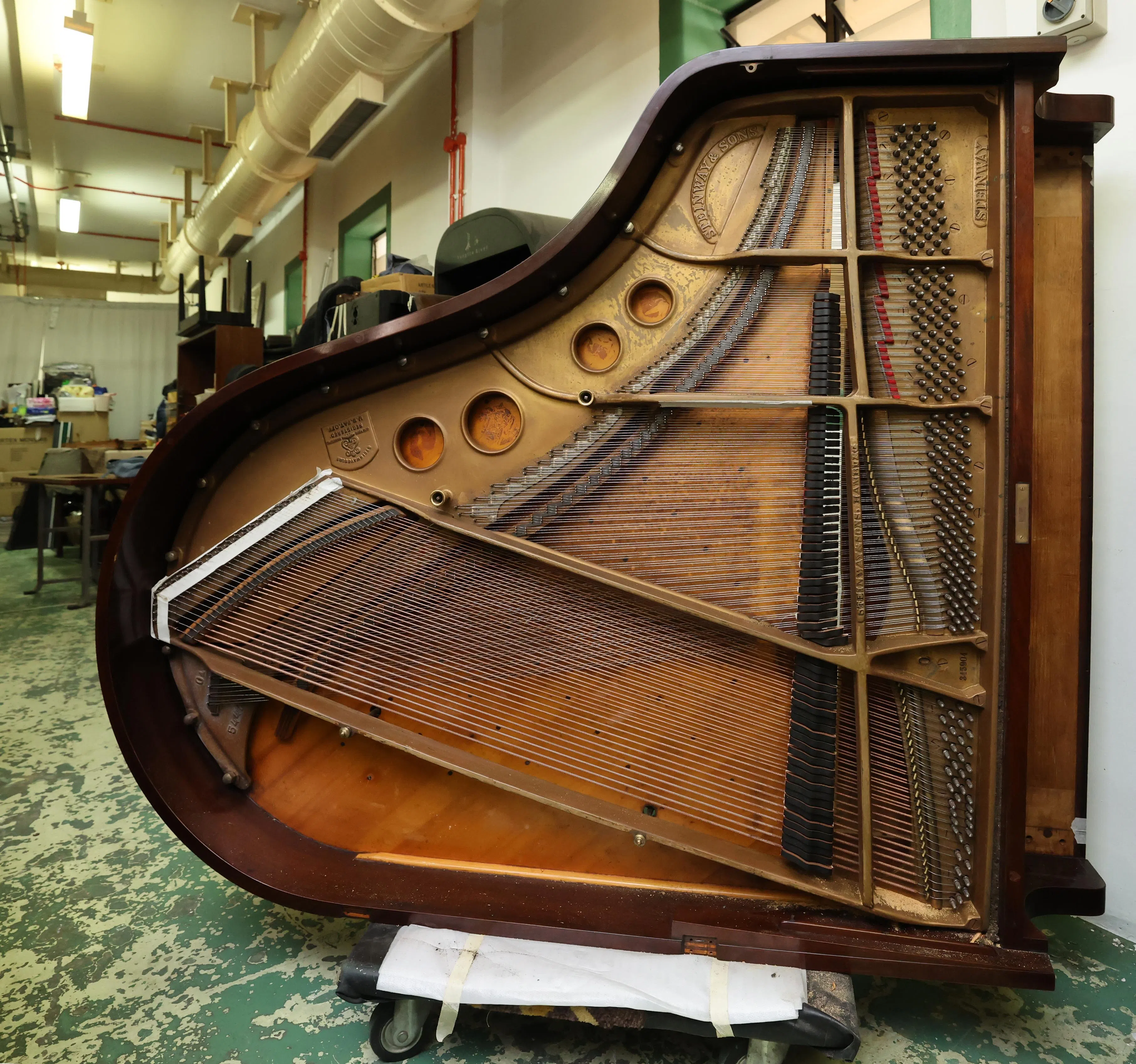 林香凝指出，钢琴内部的铸铁框架，为钢琴在远洋航运、国际传播中发挥巨大作用。（唐家鸿摄）