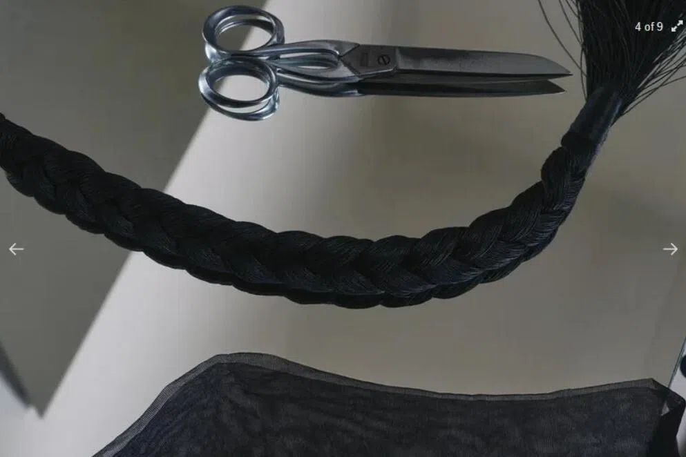 LEMAIRE一款用于承载香氛的手工编织物外形被设计成一条长长的辫子，旁边配了一把剪刀。（互联网）