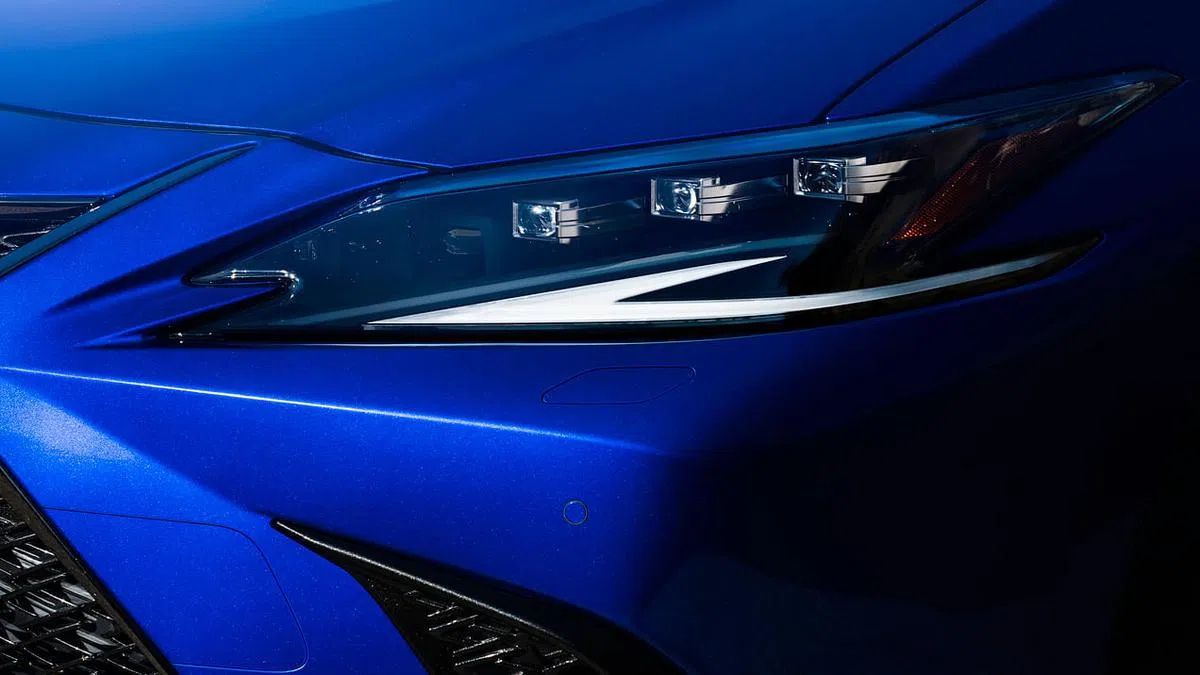 ES F Sport车头大灯进一步强调剑眉的流线设计，霸气越来越明显。