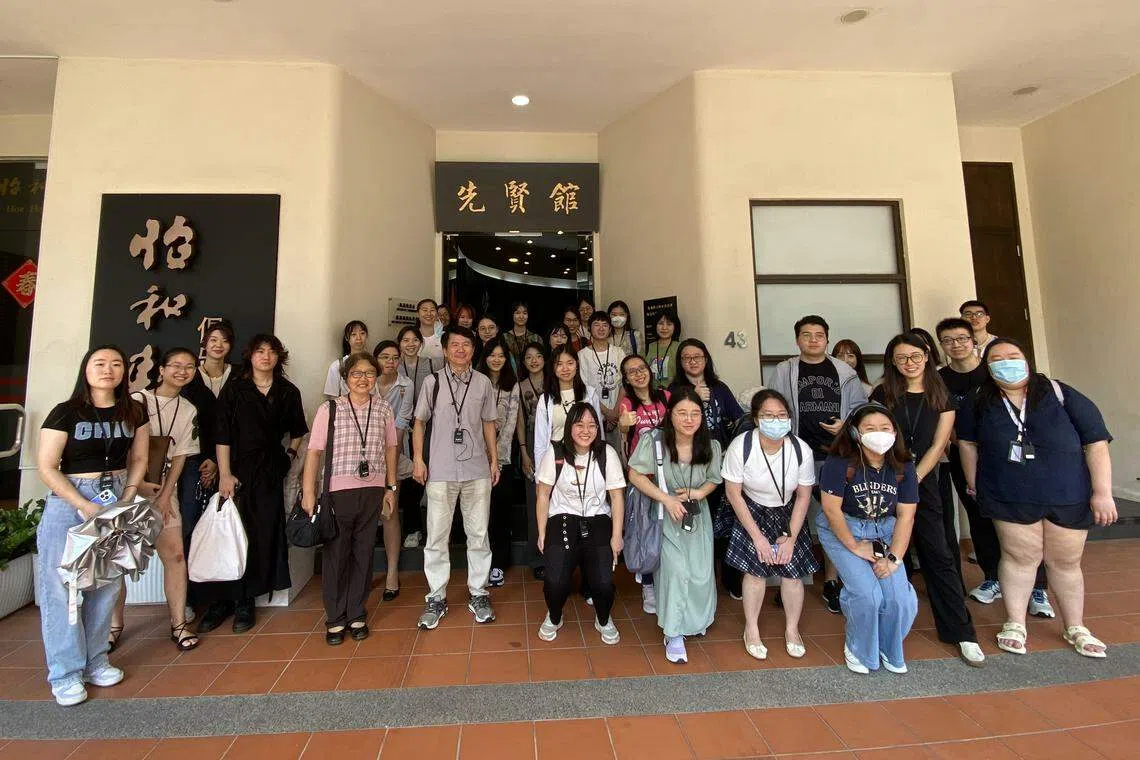 师生参观先贤馆，领略陈嘉庚精神，了解华人先辈的事迹。（国大中文系提供）