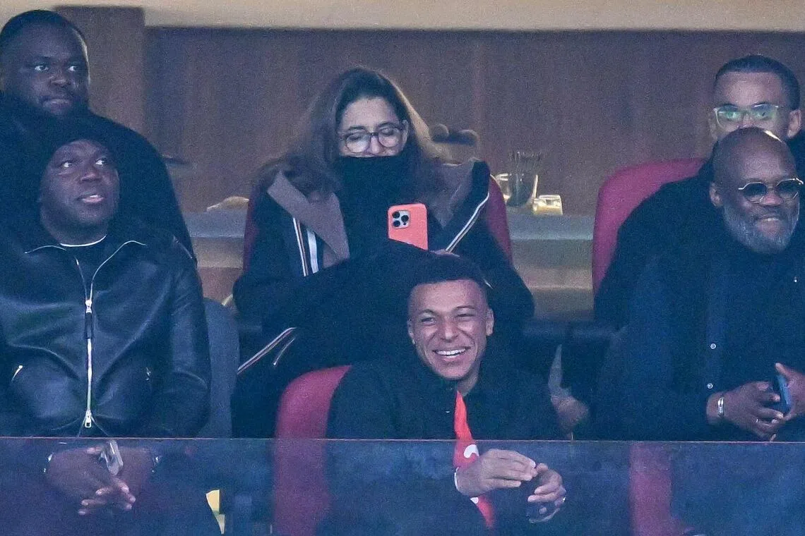 法国足球巨星姆巴佩（前排中）到场观赛。他的父亲是喀麦隆裔，母亲是阿尔及利亚裔。（法新社）