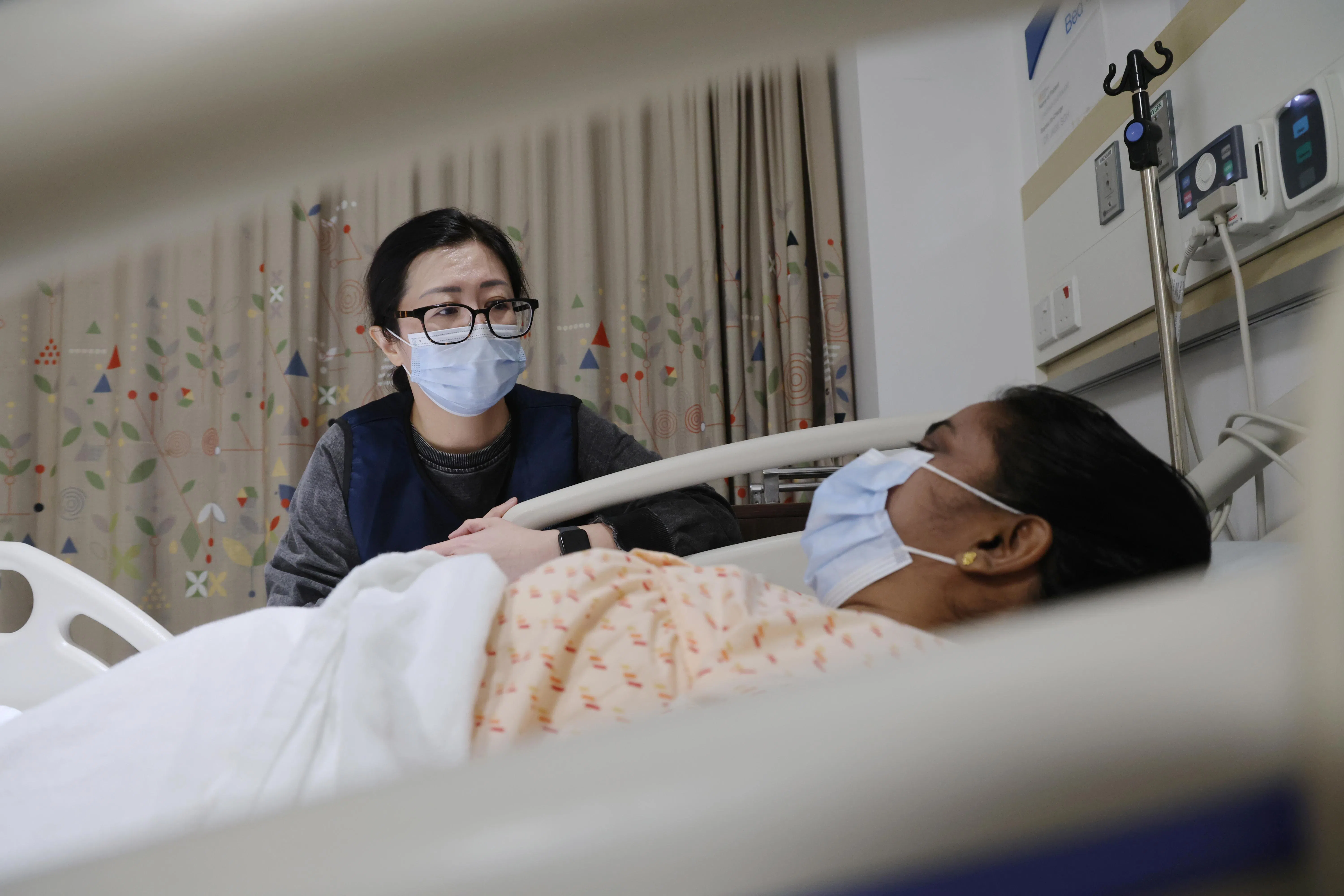 选择在晚上9时至凌晨12时当“守夜者”的谢洁冰，主要职责是聆听失眠患者谈谈心事。（唐家鸿摄）