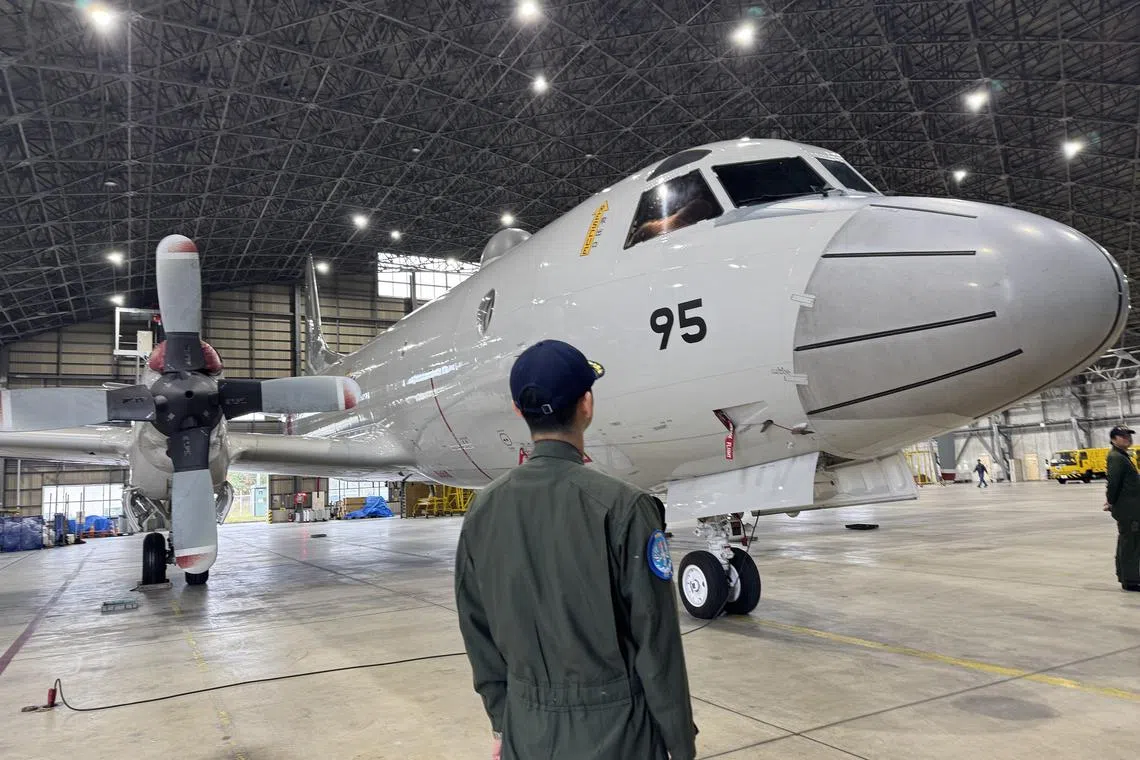 海上自卫队第五航空群队员向记者介绍他们使用的预警机P3C。（符祝慧摄）