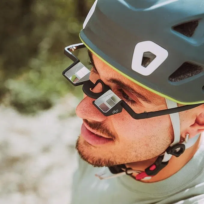 棱镜将上方视线折射至前方，攀岩者无须一直抬头望。（互联网）