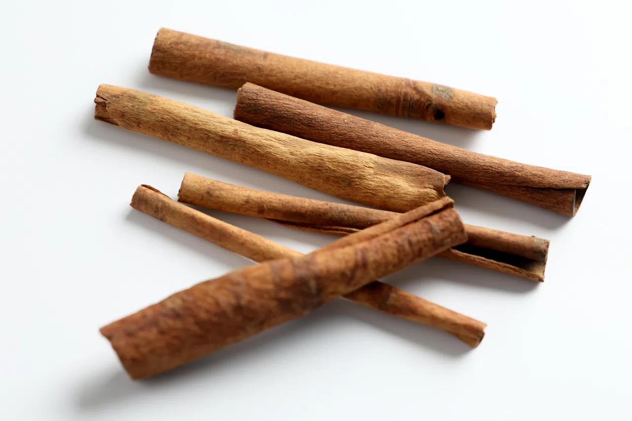 肉桂是由樟科常绿乔木植物肉桂树的树皮干燥制成，有促进代谢、抗发炎、改善消化和增强免疫力等功效。（龙国雄摄）