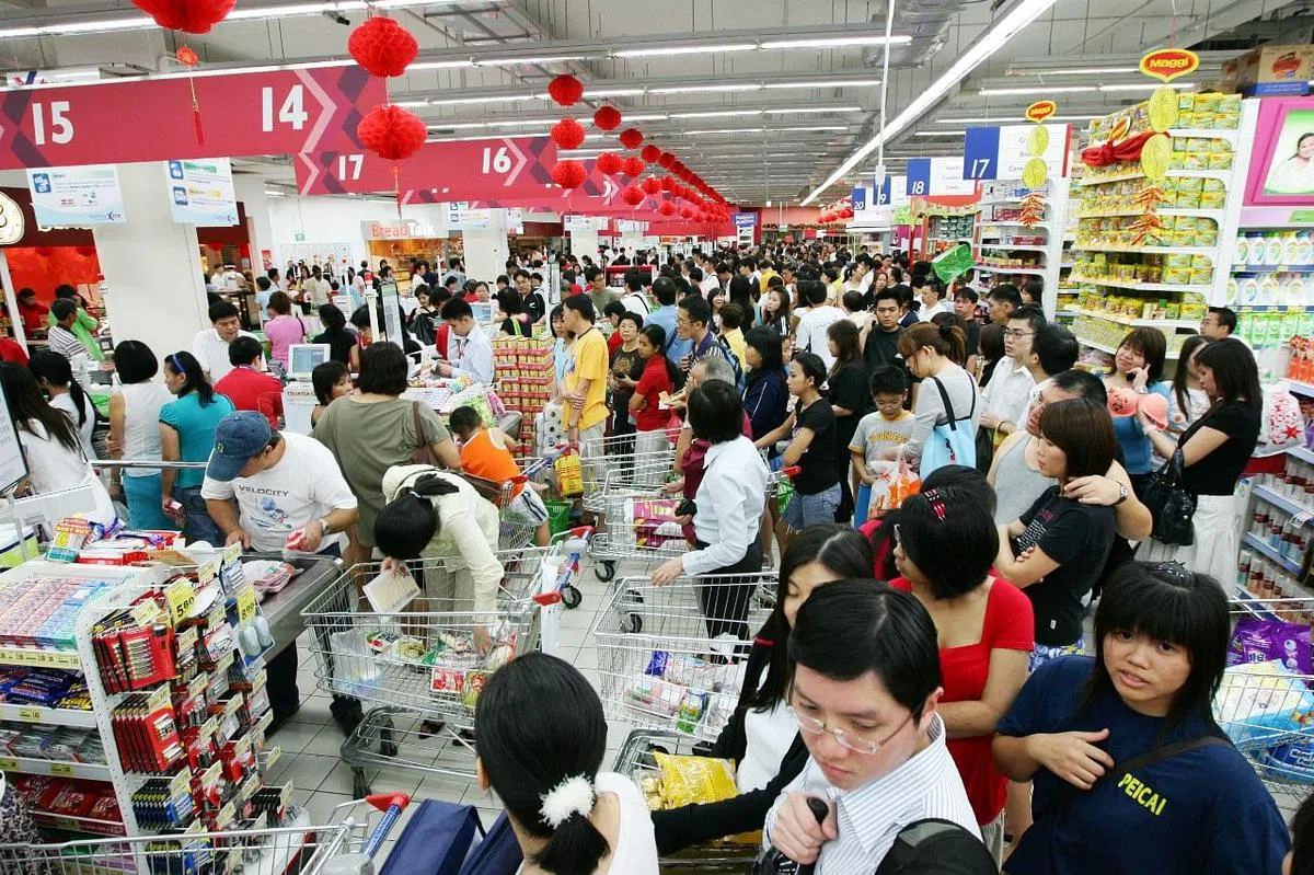 农历新年期间，超级市场人头攒动。照片摄于疫情前。（档案照片）