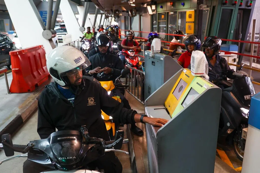 电单车骑士和乘客 周四起出入境能用QR码通关