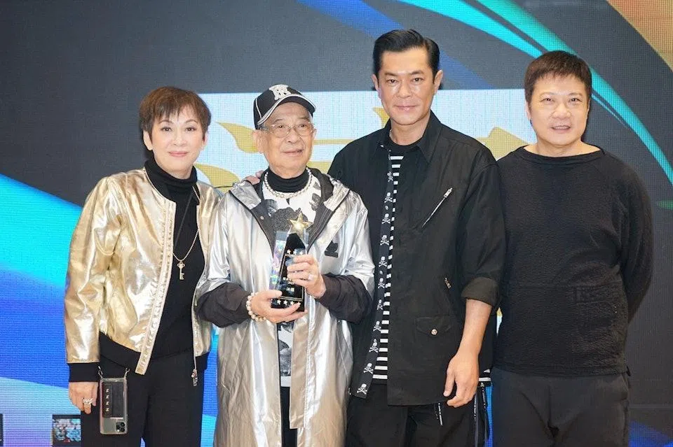 三年前，江图（左二）于香港演艺人协会春茗上，获该会颁发“杰出演艺大奖”，以表扬其多年来为香港演艺界所作出的贡献。图中左起为余安安、古天乐和钱嘉乐。（互联网）