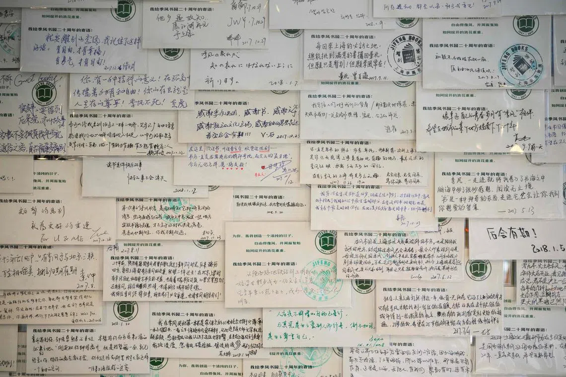 华盛顿的季风书园内，展示着上海季风书园关门前，读者写给书店的告别卡片。（法新社）