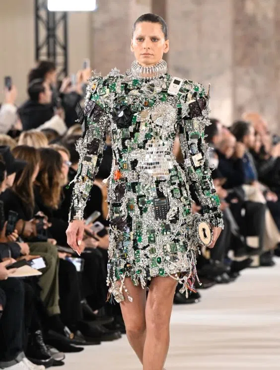 在施华洛世奇秀场上出现电路板做成的衣服。（互联网）