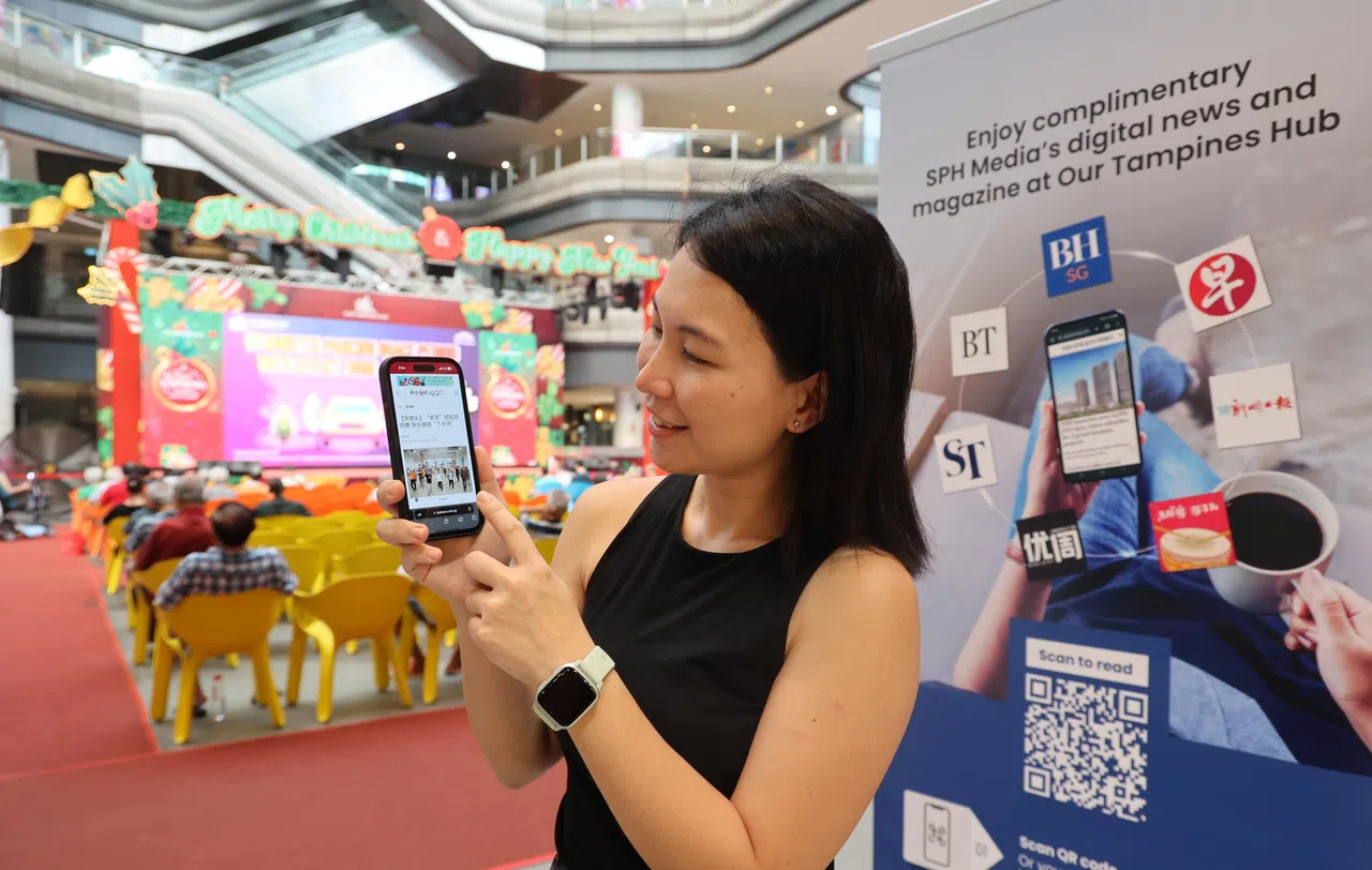 淡滨尼天地的跨年庆祝活动有多项工作坊与资讯摊位，其中一项为新报业媒体与淡滨尼天地联合推出的定位阅读试点计划，让走访淡滨尼天地的民众，能够免费阅读《联合早报》《新明日报》《优1周》《海峡时报》《商业时报》《每日新闻》和《淡米尔之声》。（唐家鸿摄）