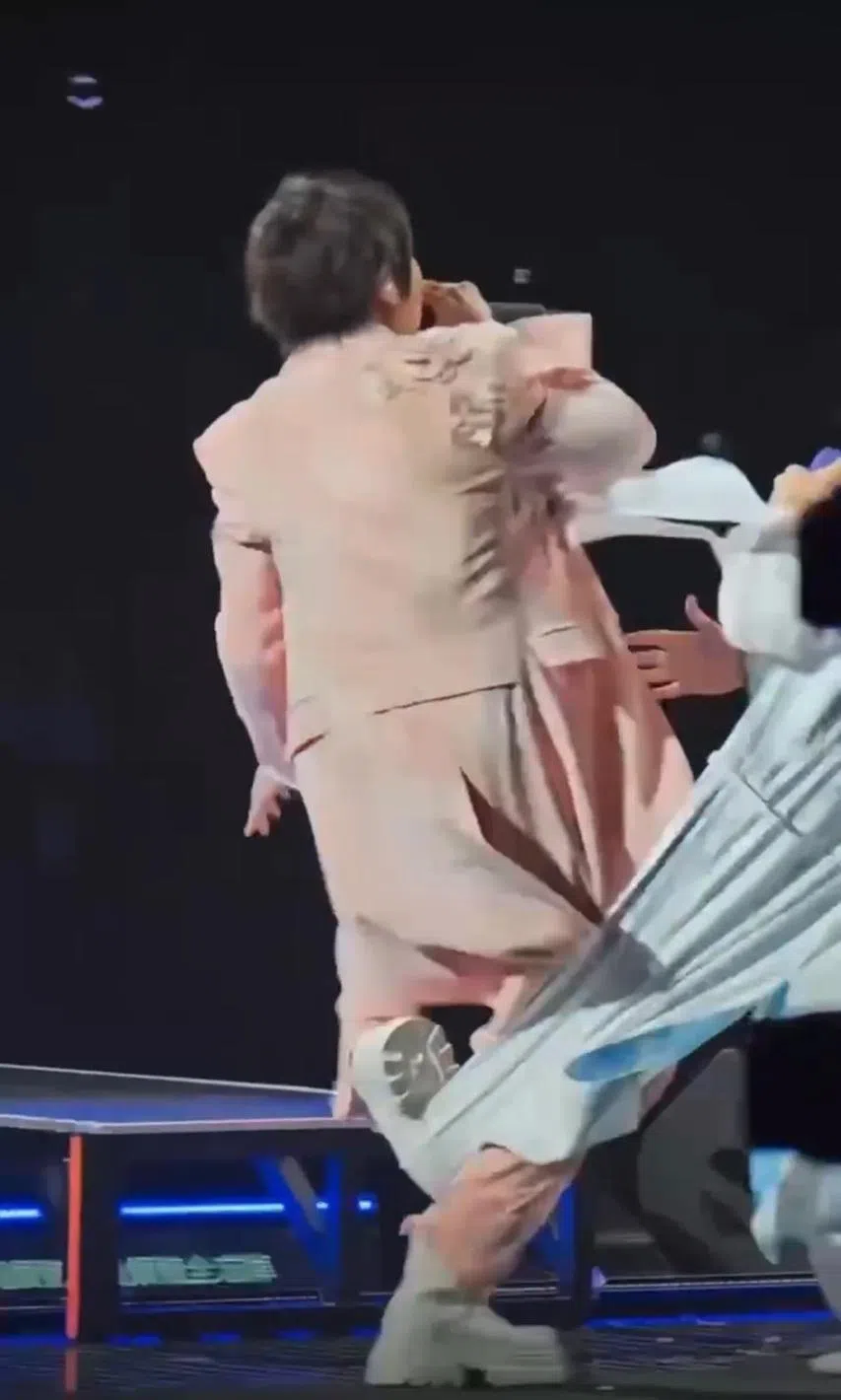 阿信不慎被吴建豪的西装绊倒。（互联网）