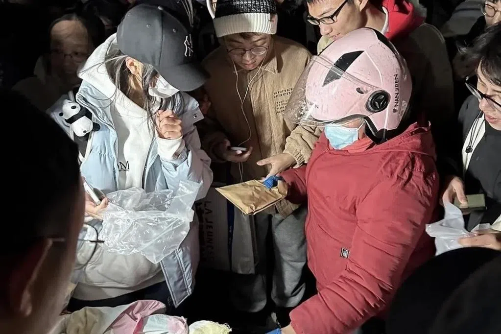 【下午察】叱咤北京高校圈的明星摊贩“鹅腿阿姨”，刚进军市中心的国贸商圈没几天，就被上班族们识破，她十几年来都在“挂鹅腿卖