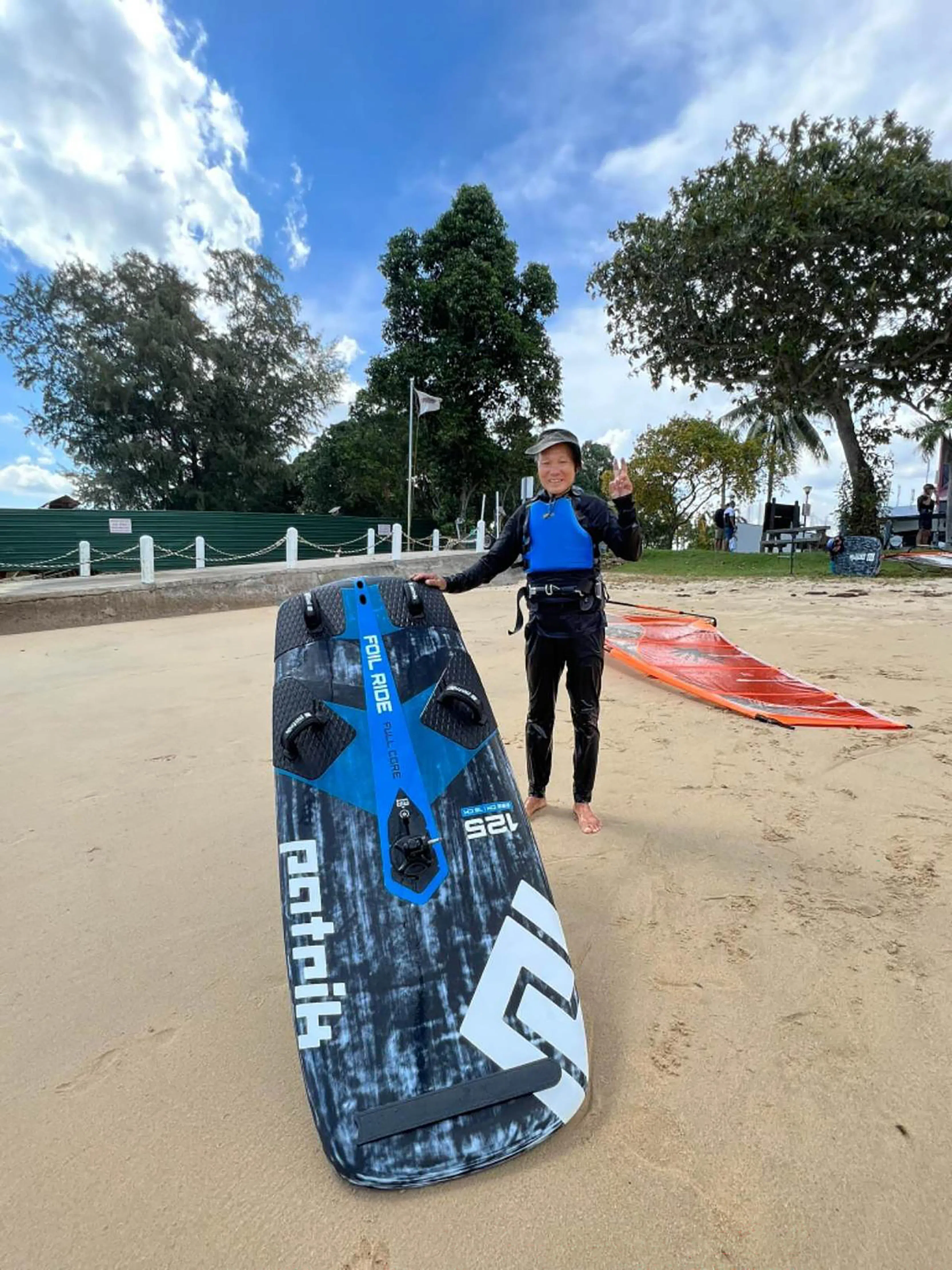 杜华强几年前也开始学风翼冲浪（windsurf foiling）。（受访者提供）
