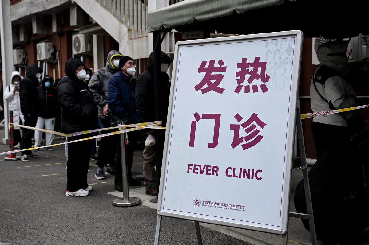 北京一家发热门诊外上星期五（9日）出现数十名民众排队求诊。（法新社）