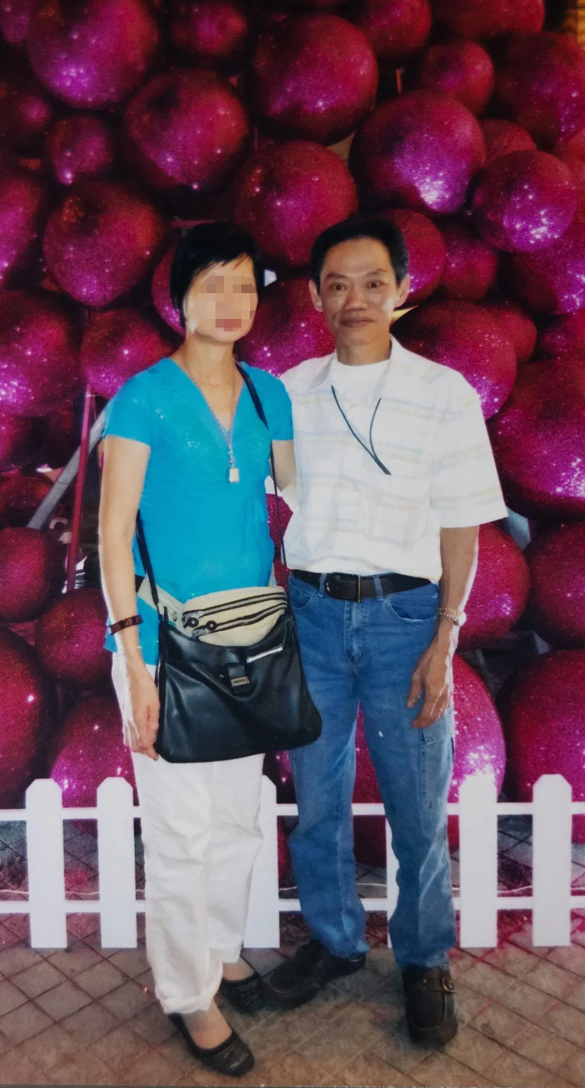 吴秋发夫妻两人趁着档口休息日，乘船去往峇淡岛游玩，归途中吴秋发突发肠绞痛，抵达后便搭乘救护车送院。（受访者提供）