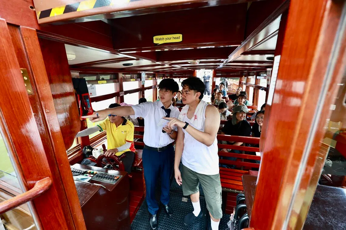 A Bump Through Time是首次在文化遗产节呈献的剧场式驳船体验活动。两名演员扮演早期在新加坡河生活的船夫和口岸官员，通过他们的讲述，观众可以进一步了解到当年新加坡河的贸易和移民生活面貌。（特约陈来福摄）